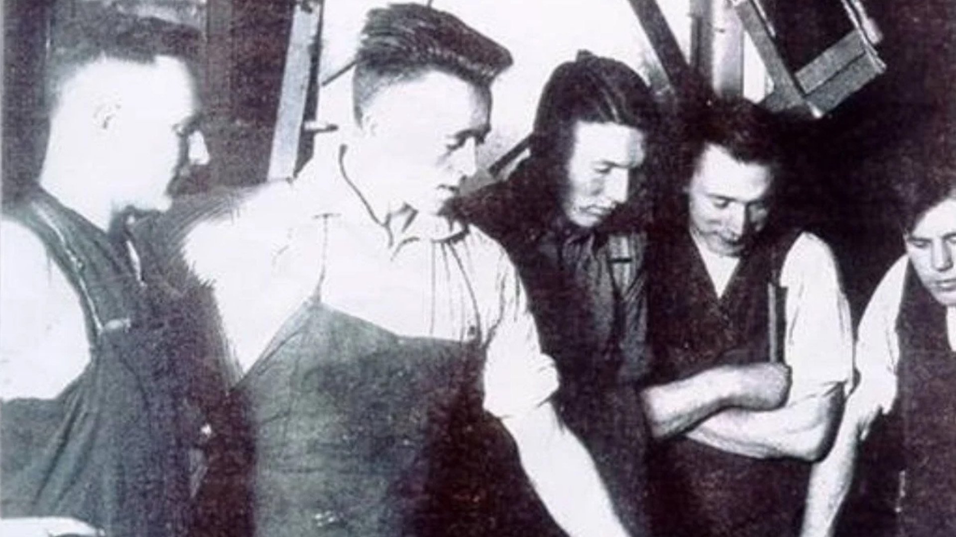 Historische Schwarz-Weiß-Aufnahme aus dem Jahr 1935: Der Tischlermeister Karl Thomas, Zweiter von links, steht mit drei weiteren Männern in der Produktion. Im selben Jahr gründete Karl Thomas das Unternehmen in Bremervörde. Historische Schwarz-Weiß-Aufnahme aus dem Jahr 1935: Der Tischlermeister Karl Thomas, Zweiter von links, steht mit drei weiteren Männern in der Produktion. Im selben Jahr gründete Karl Thomas das Unternehmen in Bremervörde.